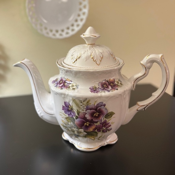 VINTAGE, CROWN DORSET, WHITE TEAPOT WITH PURPLE PANSIES & GOLD TRIM. - Picture 12 of 16